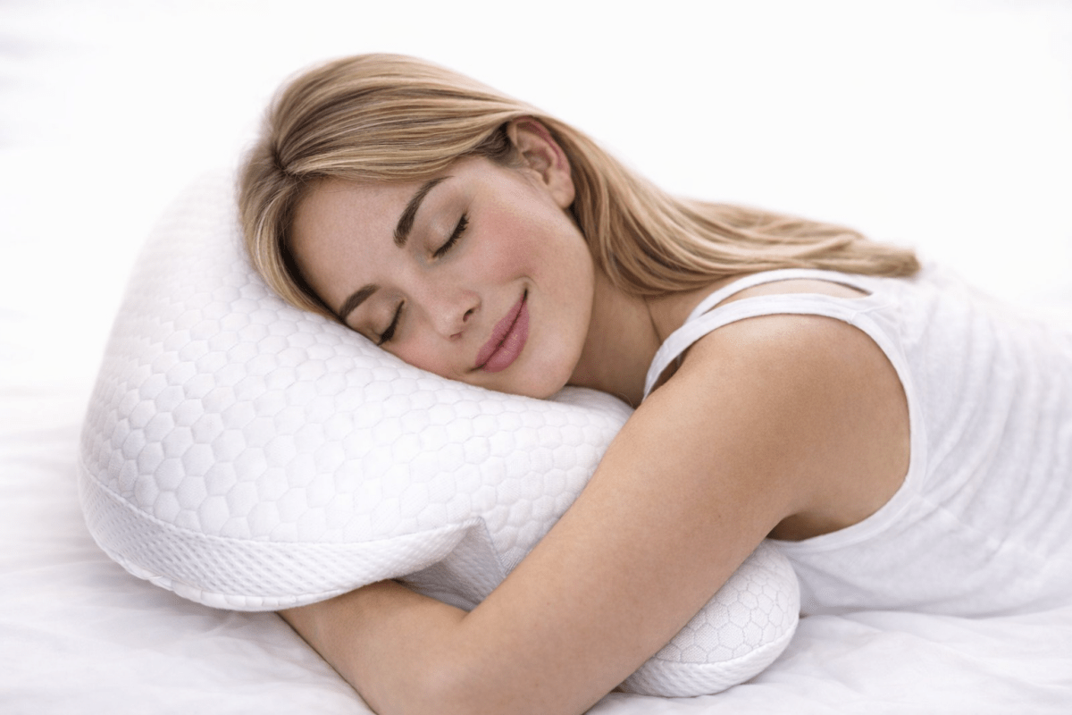 Détail des côtés échancrés du Petit Câlin pour libérer les épaules pendant le sommeil